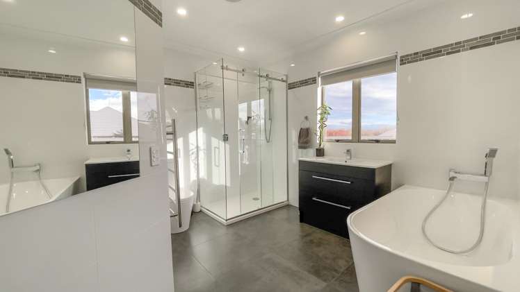 165 The Oaks Drive Leamington_16