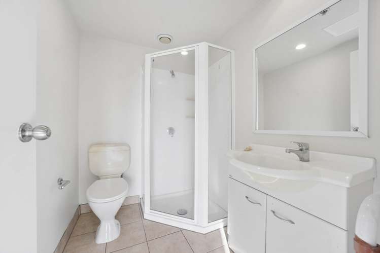 4D/10 Crown Lynn Place New Lynn_13