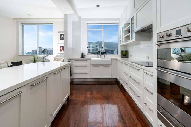 EXECUTIVE 3 BEDROOMS & OFFICE & 3 CAR GARAGING