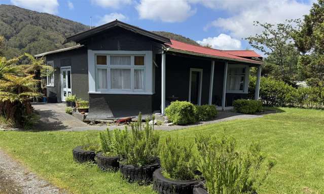 CHARMING COTTAGE STYLE HOME