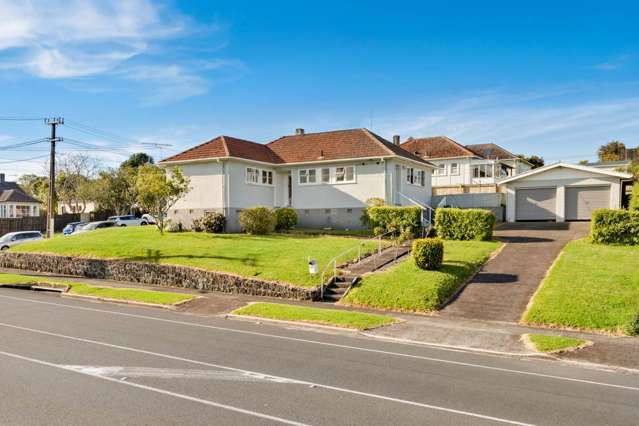 Moana’s Gem. First Time on the Market in 55 Years!