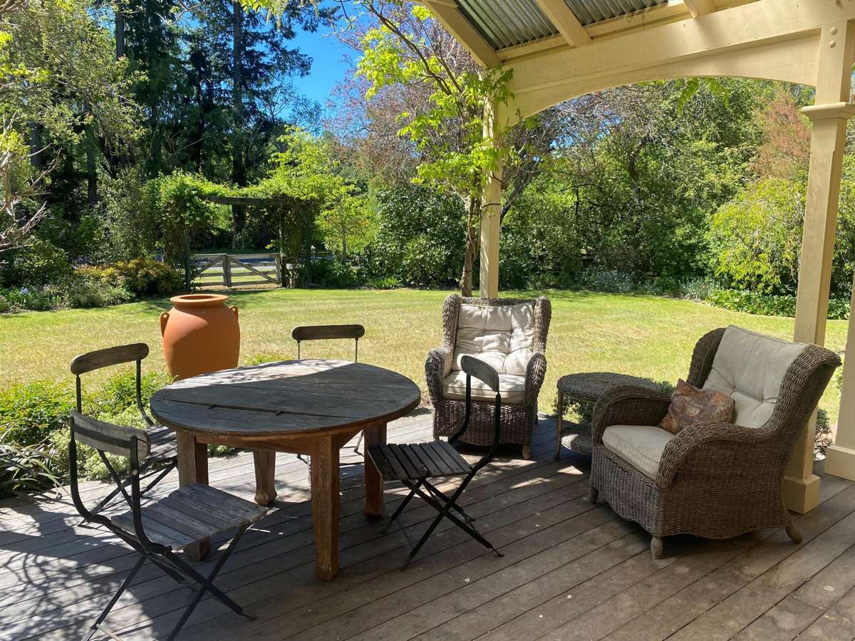 697 Leader Road East_1