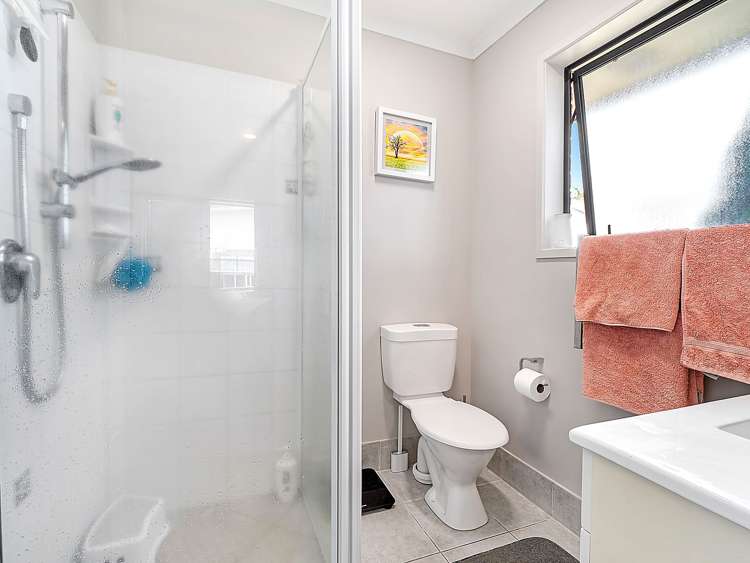 6 Stonebridge Park Drive Holdens Bay_13