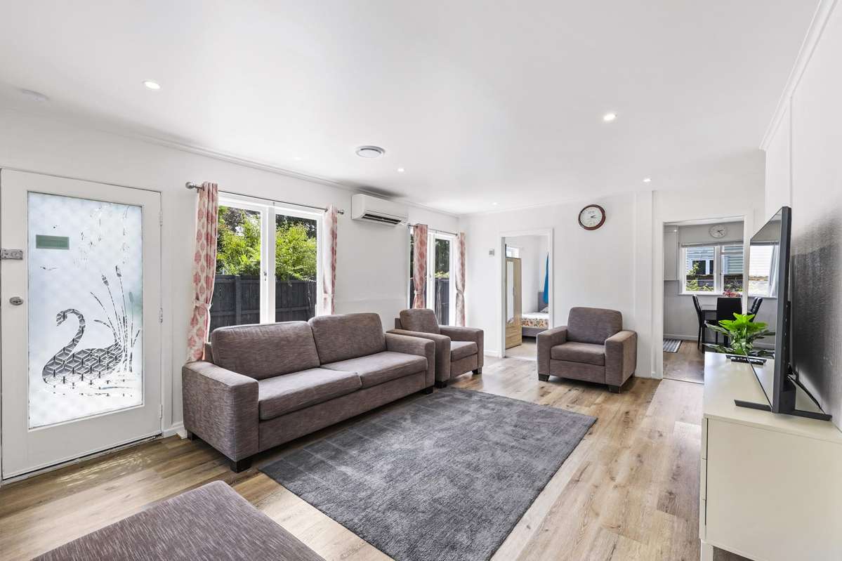 2/176 Henderson Valley Road_1