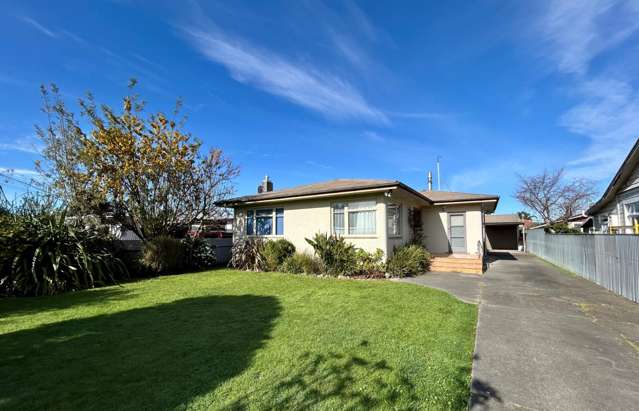 3 Bedroom with pool on Collinge - Available Early August