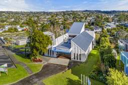 Prominent Torbay property with vacant possession