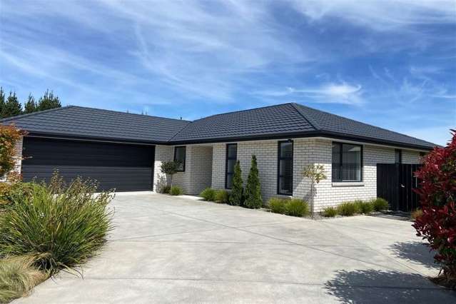 Chic Living - Rental investment or like new home!