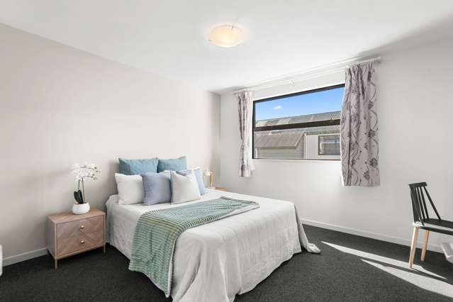 4 bedroom townhouse- stones throw from Hagley park