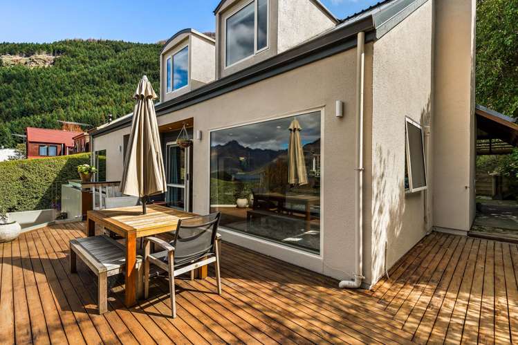 1 Arawata Terrace Fernhill/Sunshine Bay_9