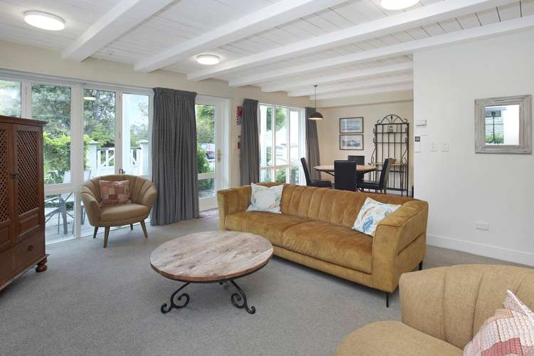 85e Beach Road Akaroa_11