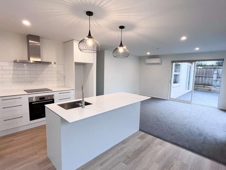 6 Accadia Drive 11103_2