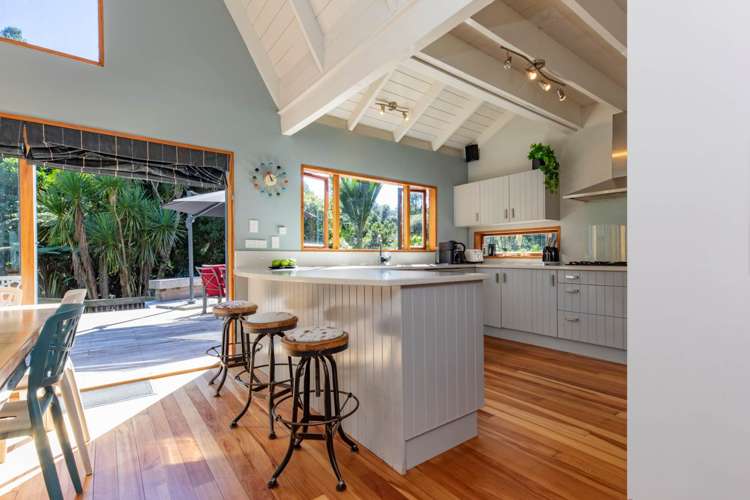 166 Woodlands Park Road Titirangi_1