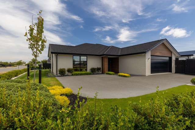 ROLLESTON - LARGE EXECUTIVE THREE BEDROOM HOME
