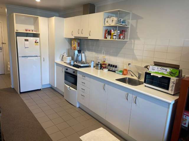 Stunning 1-Bedroom Apartment with Private Deck in Prime Auckland Location!