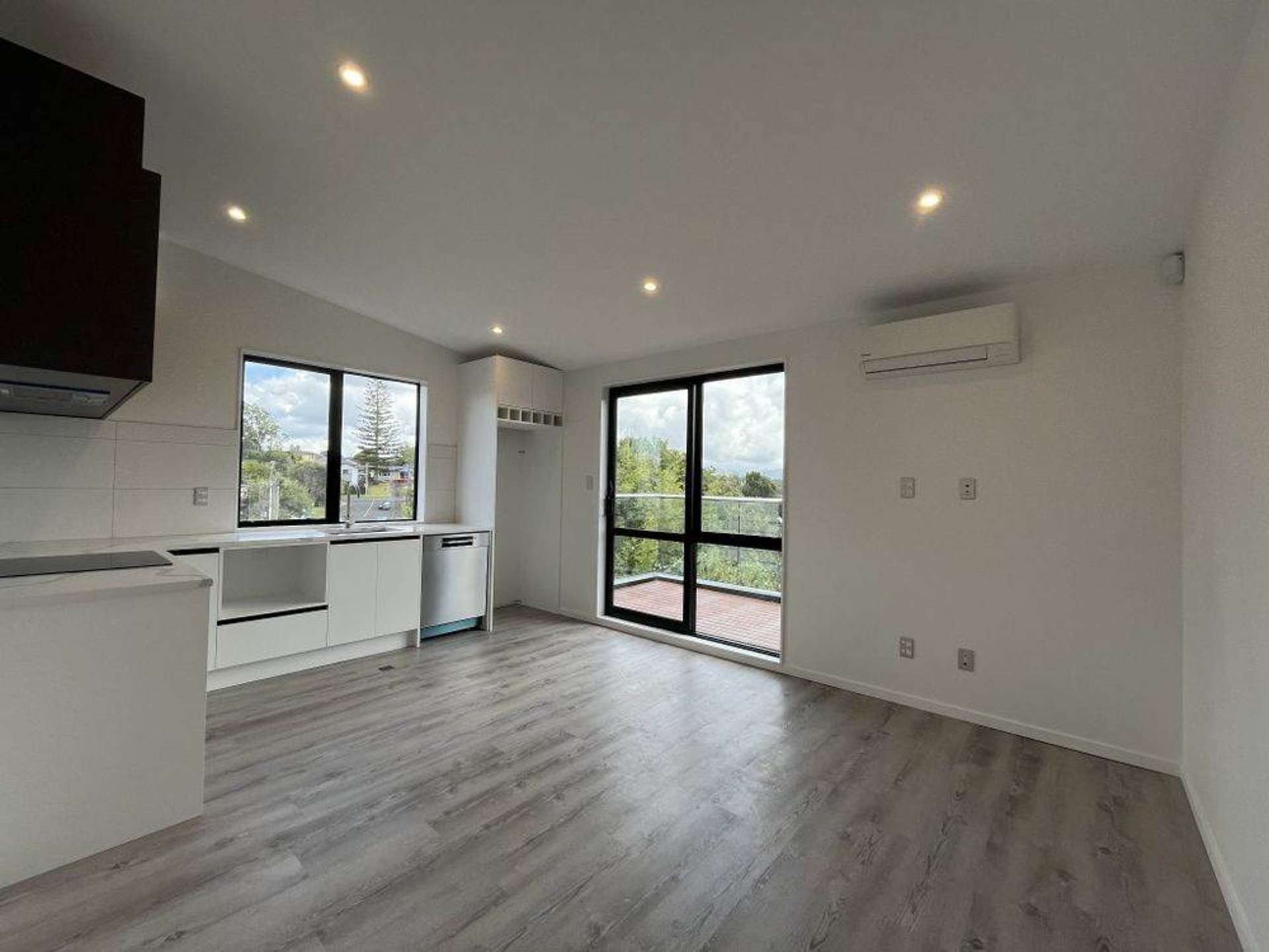 8/18 Sylvan Crescent Te Atatu South_0