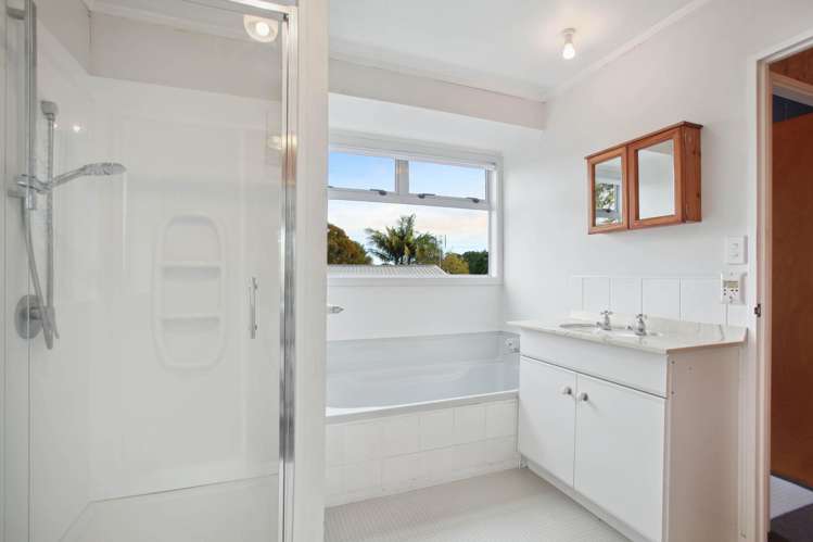 16 Leaming Place Clarks Beach_18