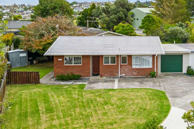 Coastal Charm - Walk to Orewa Beach!