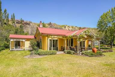 697 Leader Road East_1