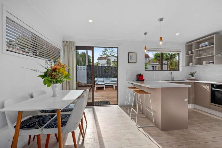 1/105 Sunset Road Totara Vale_2