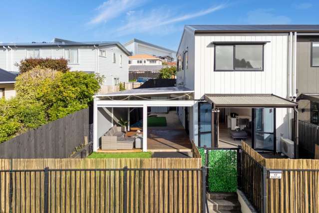 Nearly New Corner Beauty in Mt Roskill – Must Sell