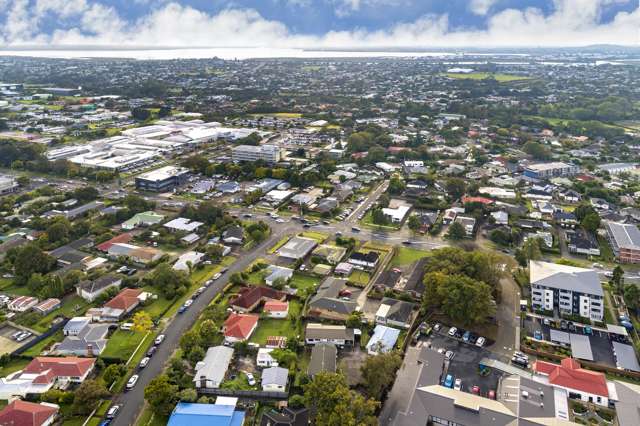 1 Te Kanawa Crescent and 30 and 32 Lincoln Road Henderson North_4