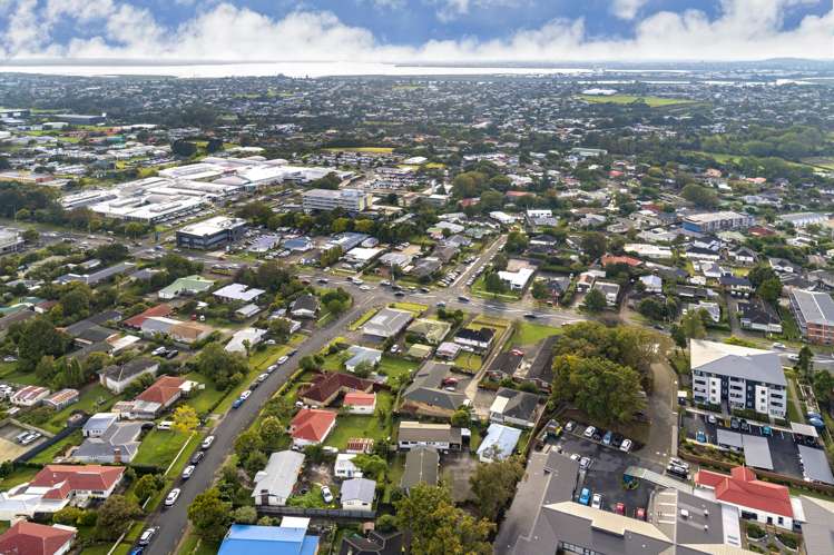 1 Te Kanawa Crescent and 30 and 32 Lincoln Road Henderson North_4