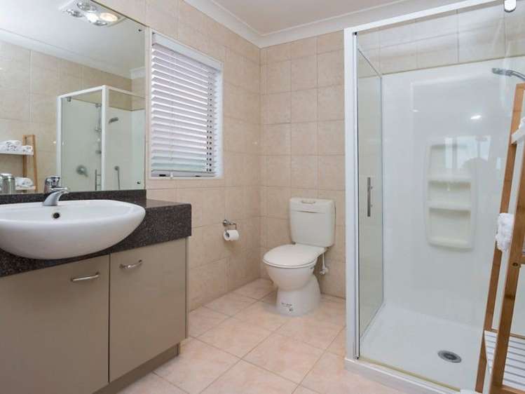 44 Salford Crescent Flat Bush_11