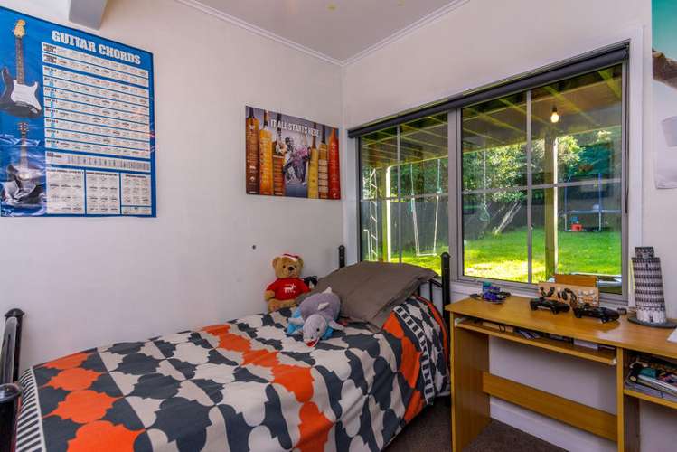 8 Kauri Point Road Laingholm_11