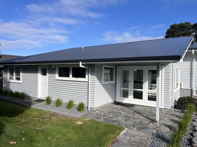 Spacious Home with Stunning Lake Views - Hilltop