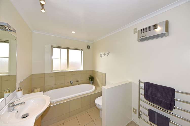 9 Strathmore Gardens Burwood_18