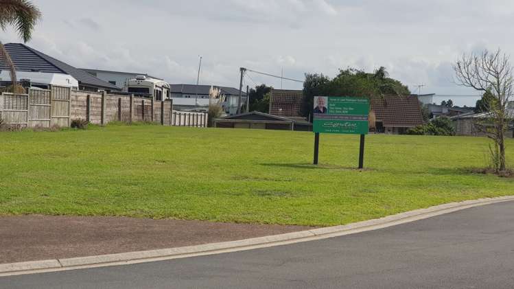 17 Finch Street One Tree Point_9