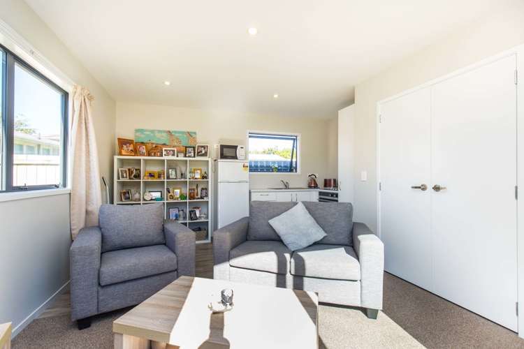 8 Crocombe Crescent Beach Haven_14