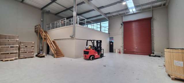 HIGH QUALITY INDUSTRIAL UNIT 369M²