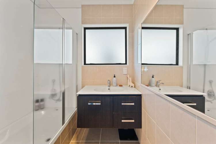 2/84 Totaravale Drive Totara Vale_10