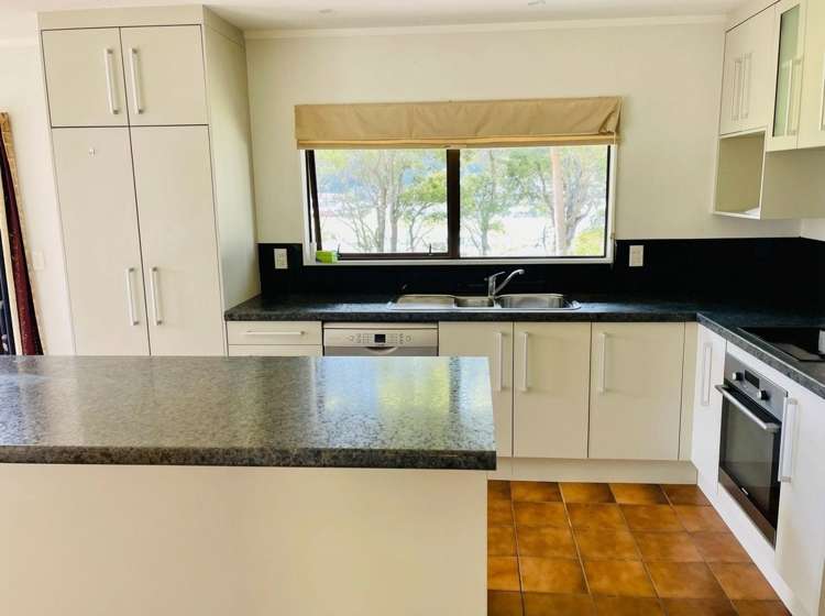 3 Hastings Grove Wainuiomata_11