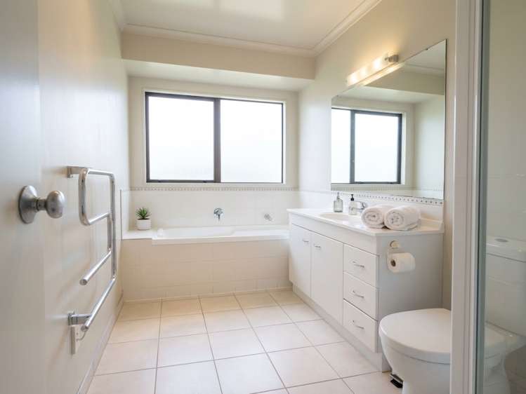 81 Royal Road Massey_10