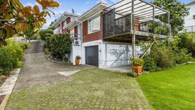 Renovated Browns Bay Home – Lawn Care Included