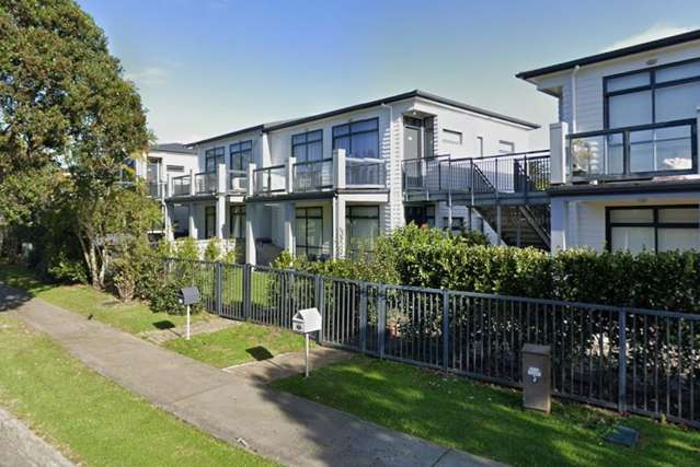 2 Bedroom Apartment in Botany Palms, Prime Location