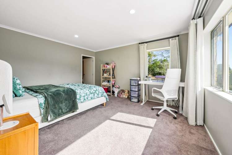 12 Oakford Park Crescent Greenhithe_21