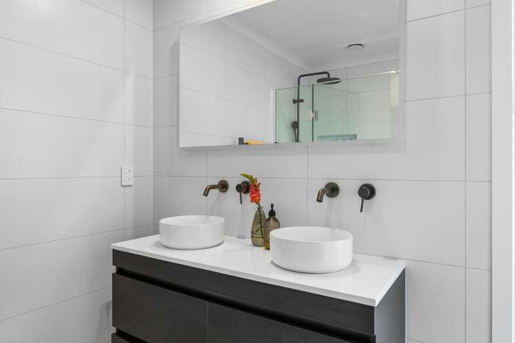 32 OMAHURU ROAD  "Kahawai Point" Glenbrook_31