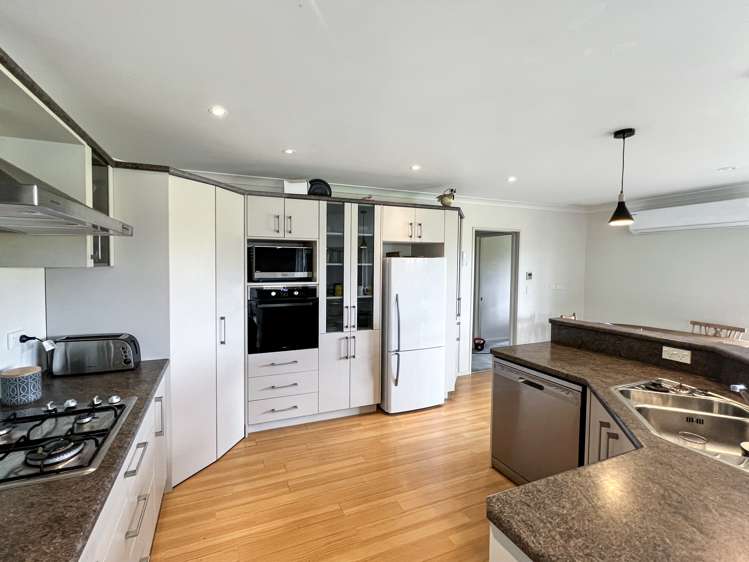 186 Pacific Drive Fitzherbert_16