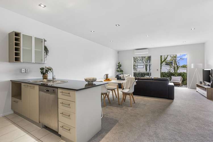 20/40 Scarlet Oak Drive Schnapper Rock_3