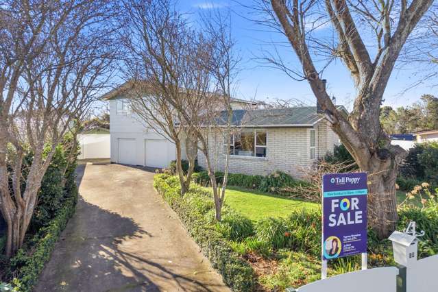 Spacious Four Bedroom Home with Pool & Sauna!!