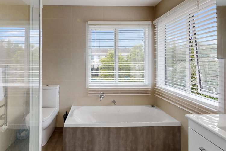 28 Tiroroa Avenue Te Atatu South_16