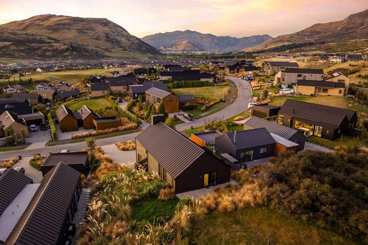 8 Falconer Rise Jacks Point_20