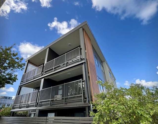 Modern 2BR Apt with Balcony!