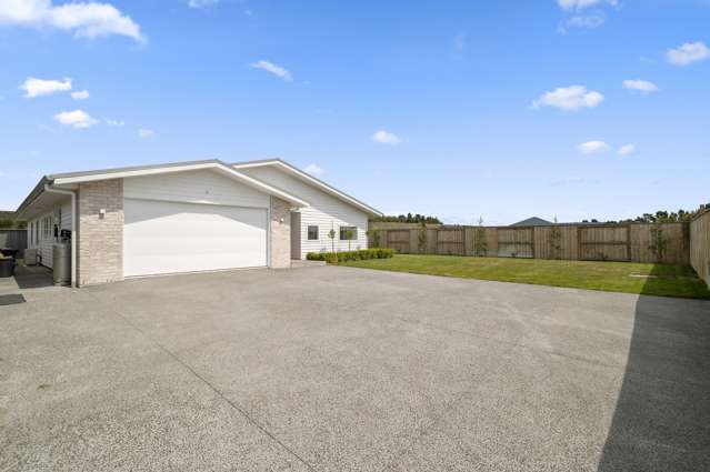 Stylish near-new home in Nga Roto Estate, Taupō