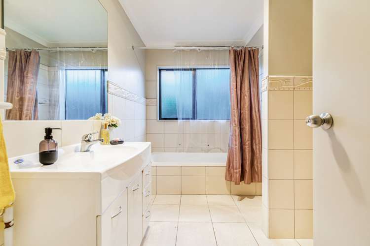 65 Helleur Road Massey_14