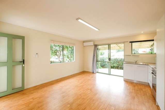 Attractive 2 bedroom unit in walking distance ...