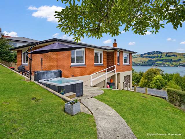 Renovated - Move-in ready + Harbour Views!